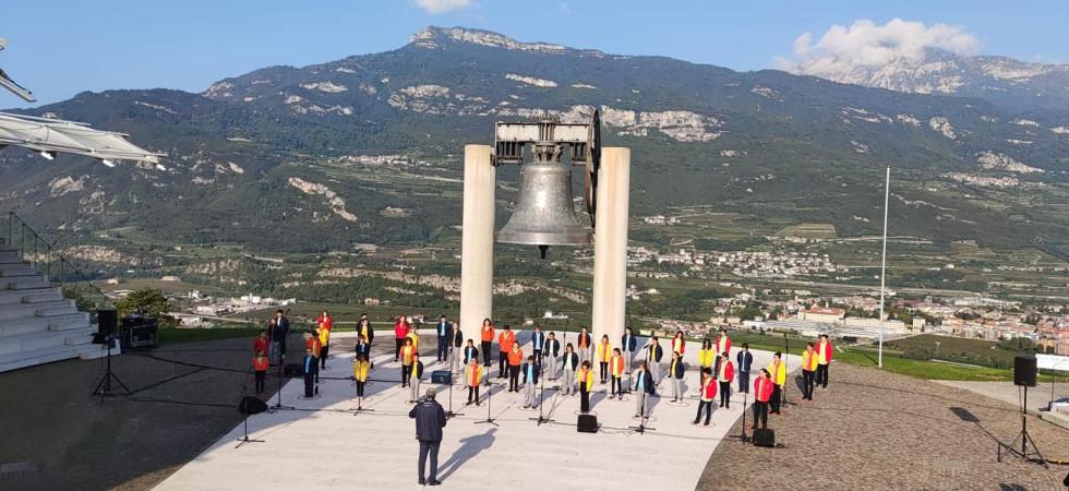 “Per non dimenticare: Vajont 60°”: tre cori insieme alla Campana dei Caduti per ricordare la tragedia tra testimonianze